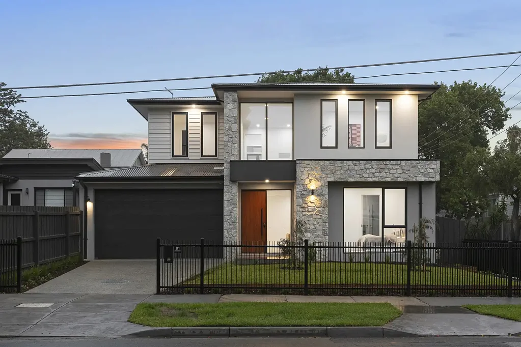 Parkdale 3ห้องนอน Sun-Filled, Spacious & Simply Stunning!