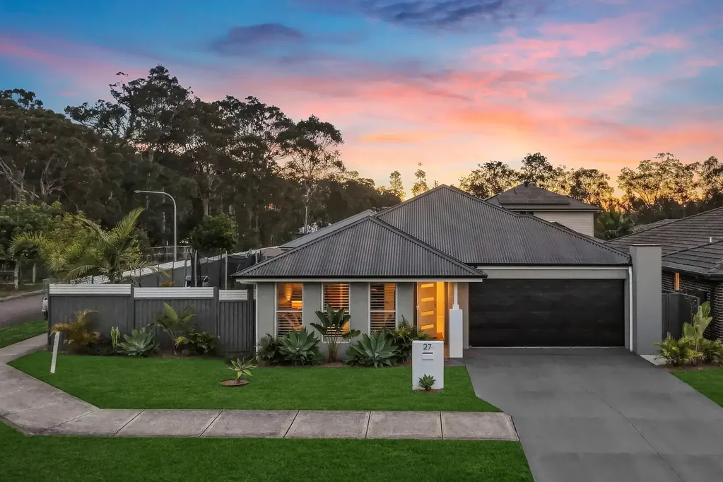 Hamlyn Terrace 4 Slaapkamer McDonald Jones residence with a brilliant yard