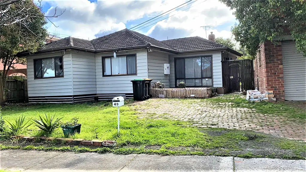 Noble Park 3房 Noble Park宁静一隅 586m2地块 宽敞卧室BIR 全尺寸浴缸独立淋浴 宜人后院工具棚 铺砌区域额外停车 Quiet, Accessable Location