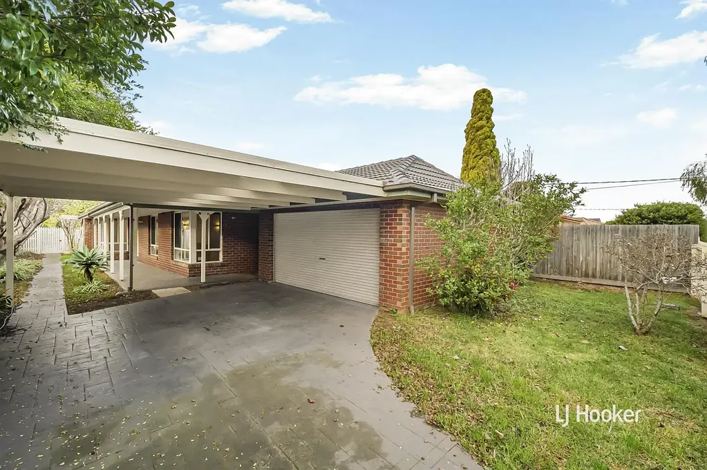 Spacious Living with Multiple Living Zones in the Heart of W