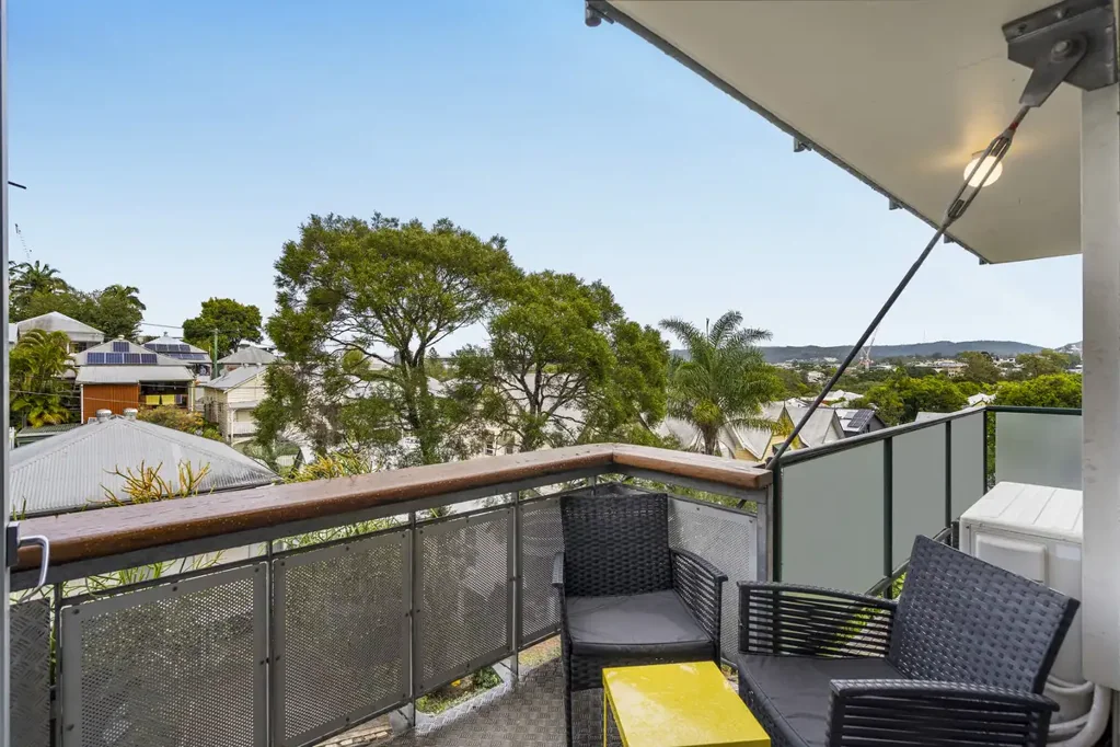 Petrie Terrace 2房 精品楼块 9套公寓 全面翻新 安全车库 游泳池 露台壮景 步行商圈 业主自住 高效管理 Freshly Renovated Inner City Gem