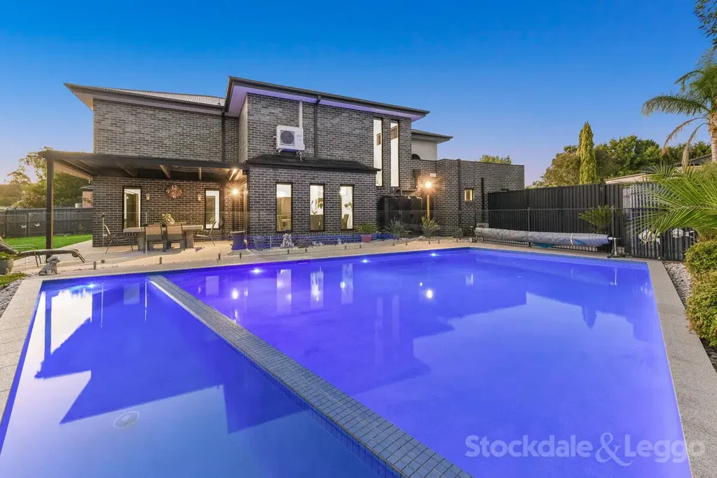 Narre Warren North 4 Bedroom ELEGANCE, SOPHISTICATION AND STYLISH ON 833M2 ALLOTMENT IN THE HEART OF THE VILLAGE!!