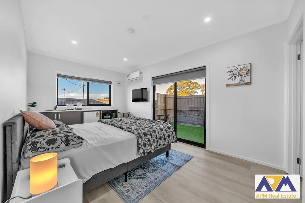 Srudio Room with large private backyard !!