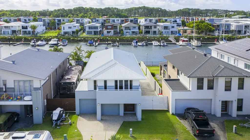 Hope Island 5房  Bridge Free & Priced To Sell: Ultimate North-Facing Waterfront with Private Marina Berth