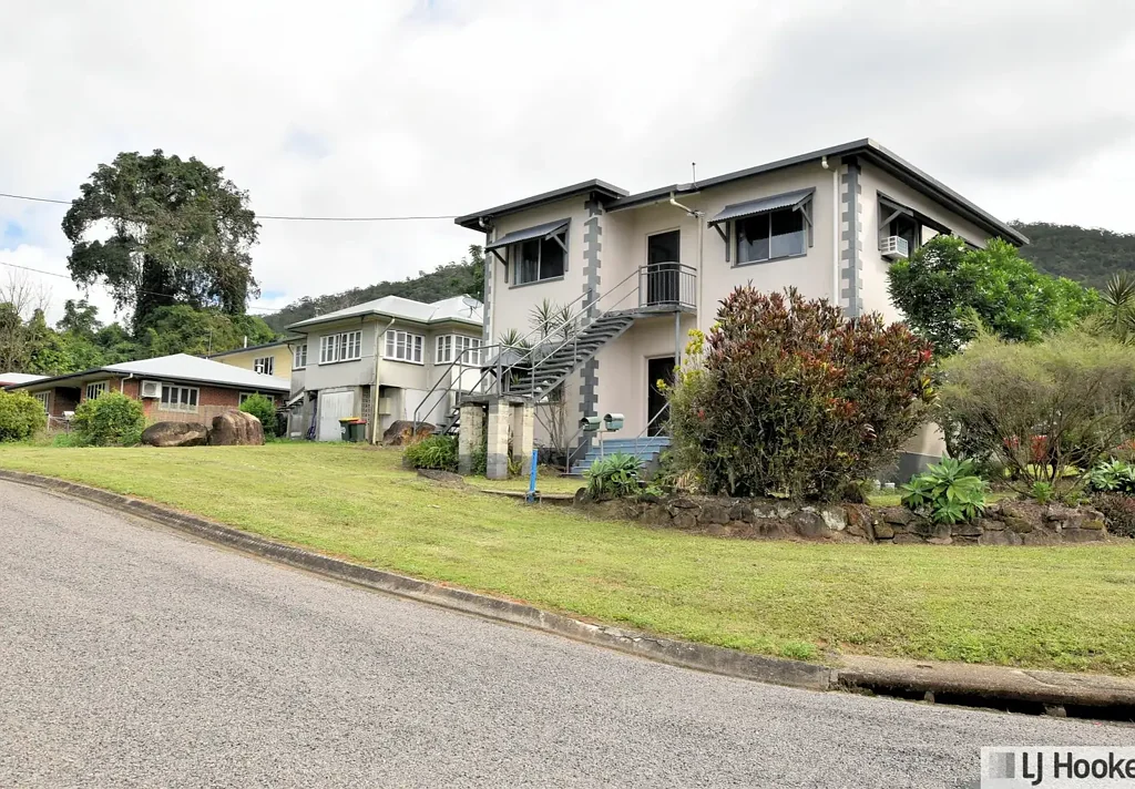 Renovated Upstairs Unit with Scenic Views