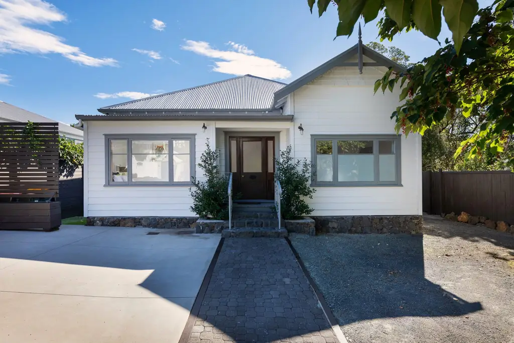 Sandringham 6房 独一无二珍稀靓宅 经典风格融合现代生活 HOME&INCOME 人气旺地 驾车即至多个目的地！ GATHER THE GENERATIONS AND/OR HOME AND INCOME