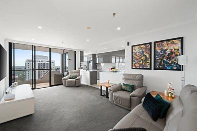 Bondi Junction 2房 全面翻新公寓！坐拥海港景观，兼具私密性、安全性与便利性，可享受网球场/恒温游泳池/桑拿房/水疗！ Elegant Renovated 2 Bedroom Apartment - Expansive Harbour Views