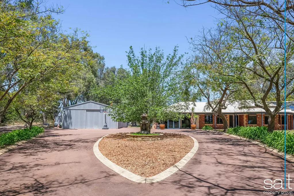 Spacious 5-Bedroom Family Home on 2ha - Zoned Special Rural