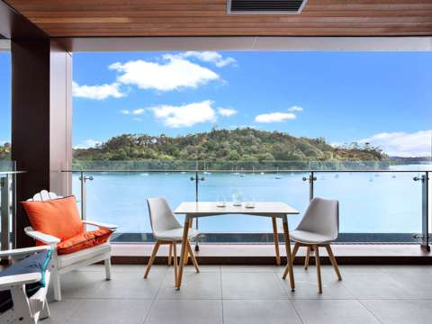 Hobsonville 2房 水岸生活新高度！Catalina Bay公寓，双水景卧室+私人媒体室，稀缺放售！​ Luxurious Coastal Living at 503