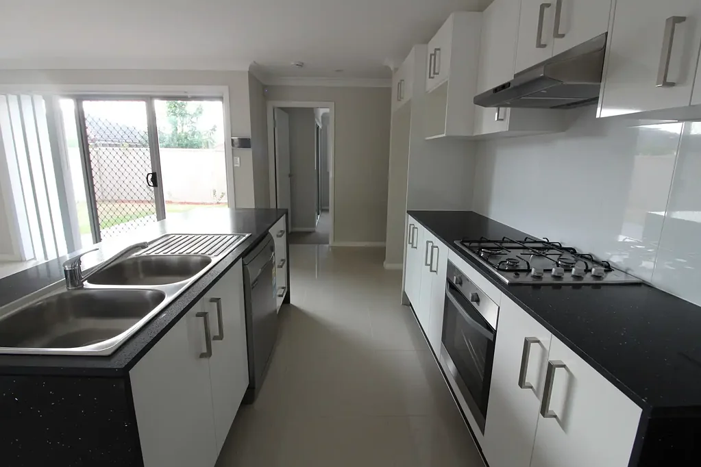 5 Bedroom Townhouse in A Prime Location For Lease Now!