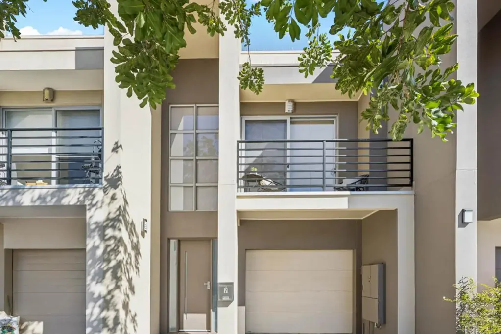 Mawson Lakes 3બેડરૂમ Modern Torrens Title Home with Park and Waterway Views!