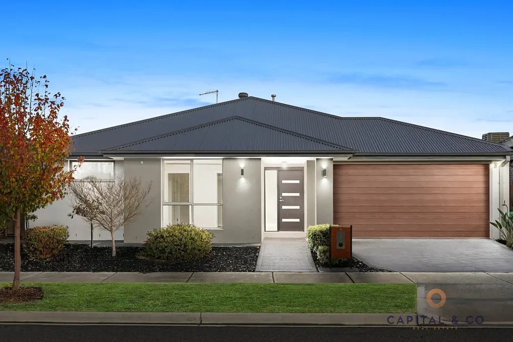 Mickleham 4房 宽敞四卧  主卧套卫  额外浴室  现代厨房  双车库  私人后院  多个生活区  影院室  实心砖结构  智能储物  便捷交通  设施齐全 Modern Masterpiece!