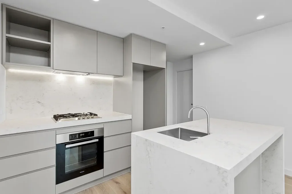 LUXURY HIGH ABOVE ALL AT 380 MELBOURNE COMPLEX!