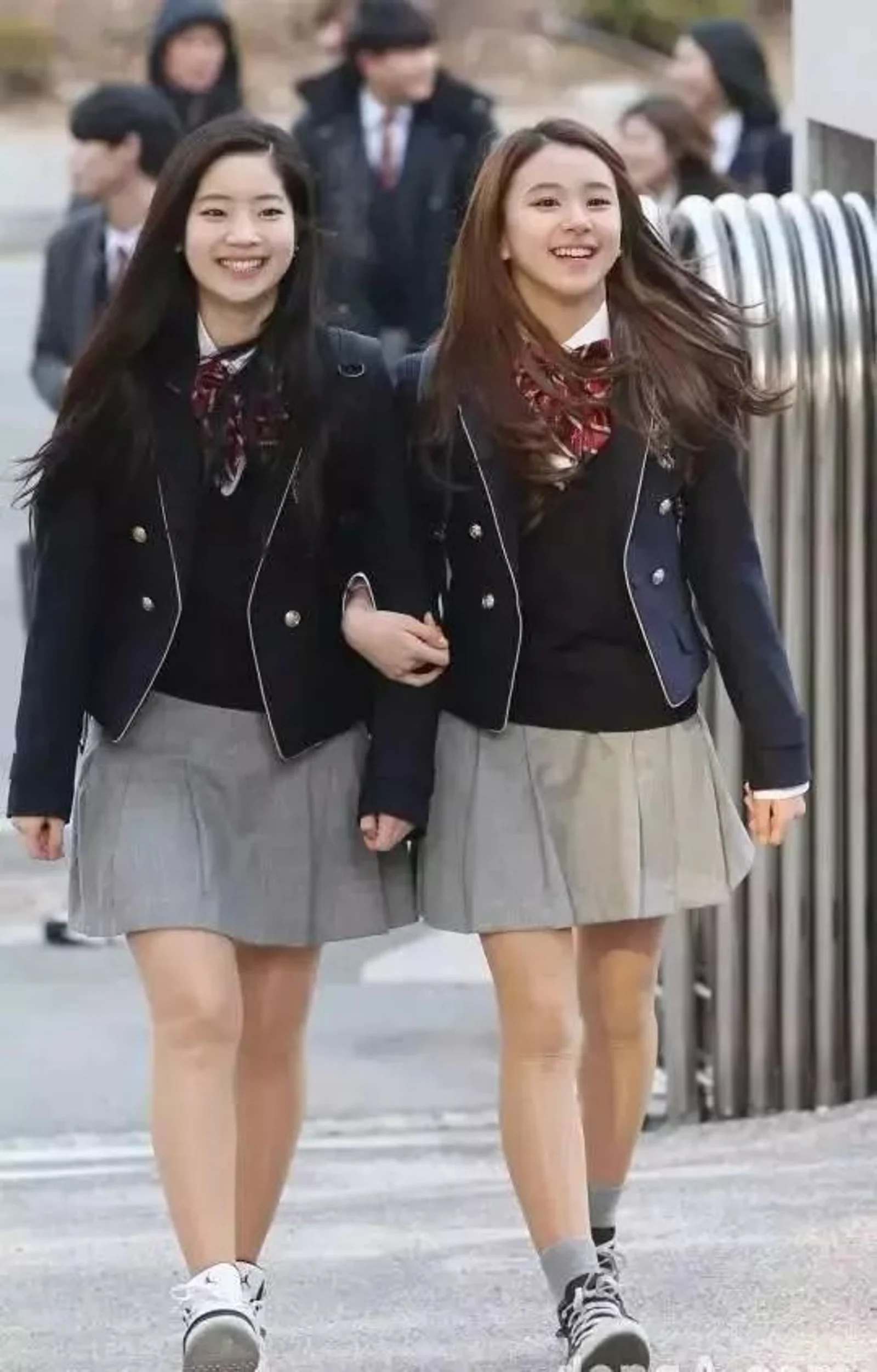多伦多教育局新规：学生上学可以露大腿、露乳沟、露臀沟了，但这几类不被允许