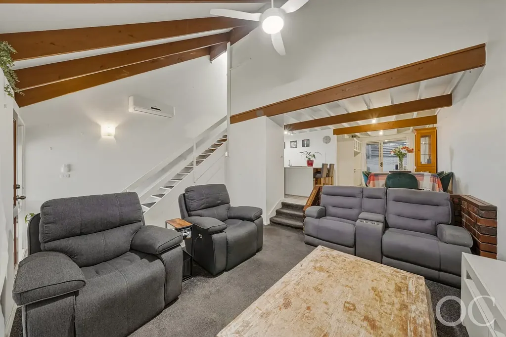 Semaphore Park 2房  Open the Door to an Opportunity With Direct Laneway Access to the Beach