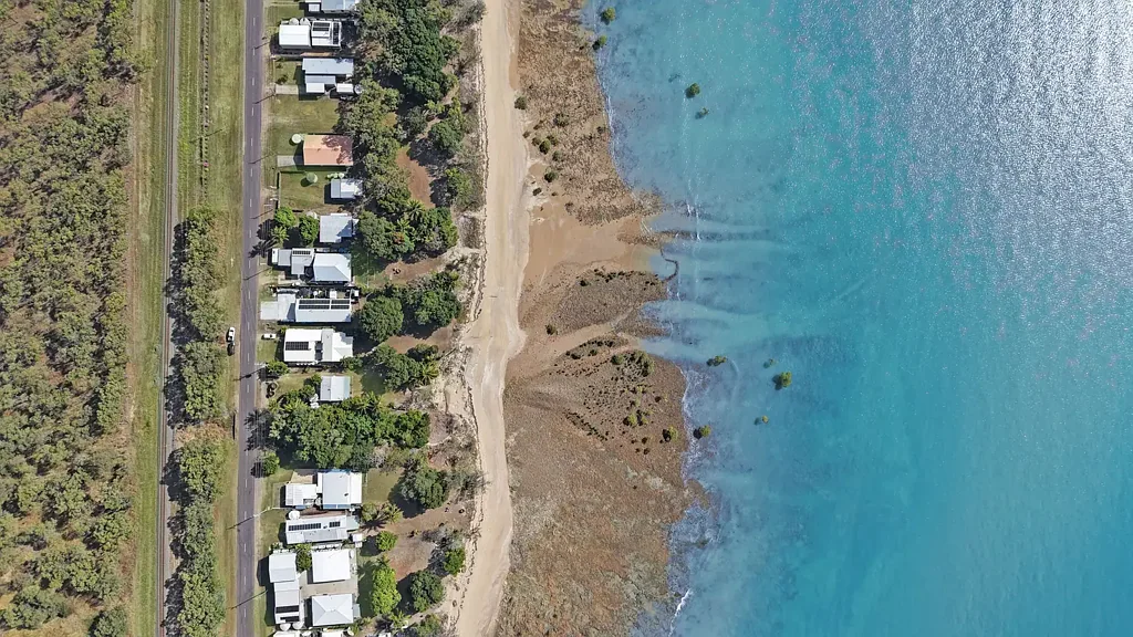 Clairview 2બેડરૂમ Oceanfront Paradise with Massive 99sqm High-Clearance Shed!