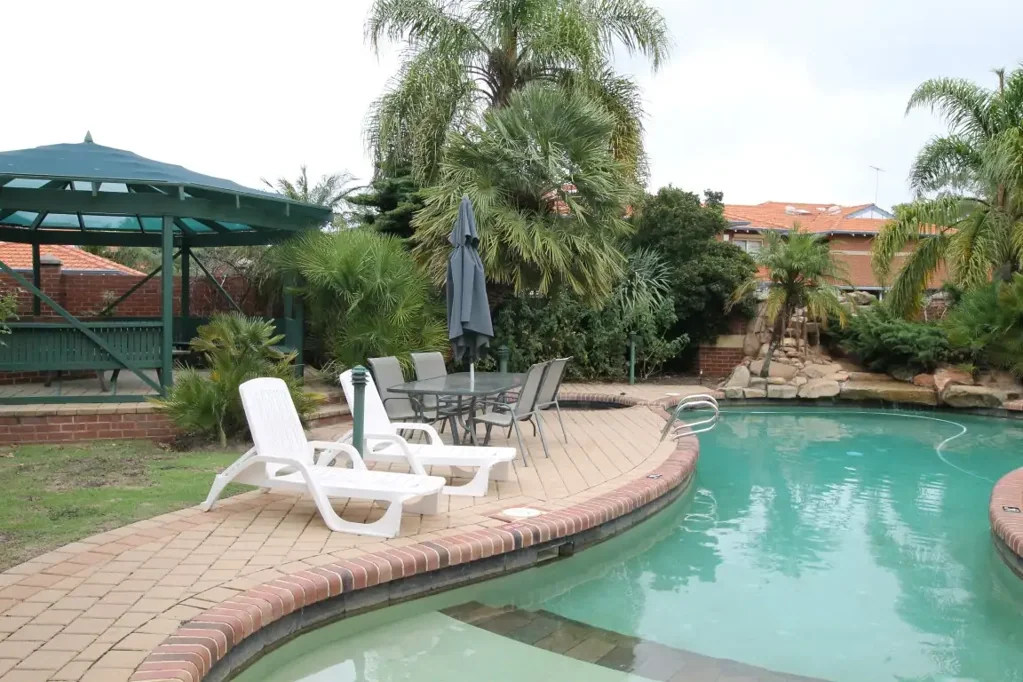 RESORT STYLE COMPLEX OPPOSITE HERDSMAN LAKE
