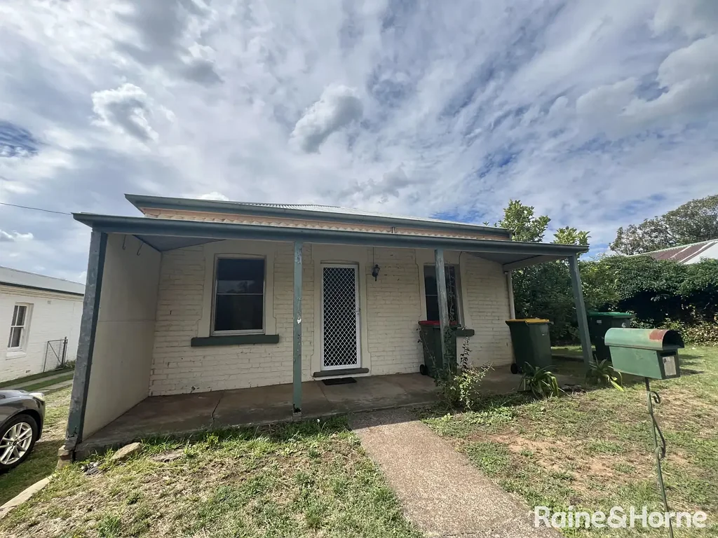 TWO BEDROOM HOME IN QUIET & CENTRAL LOCATION