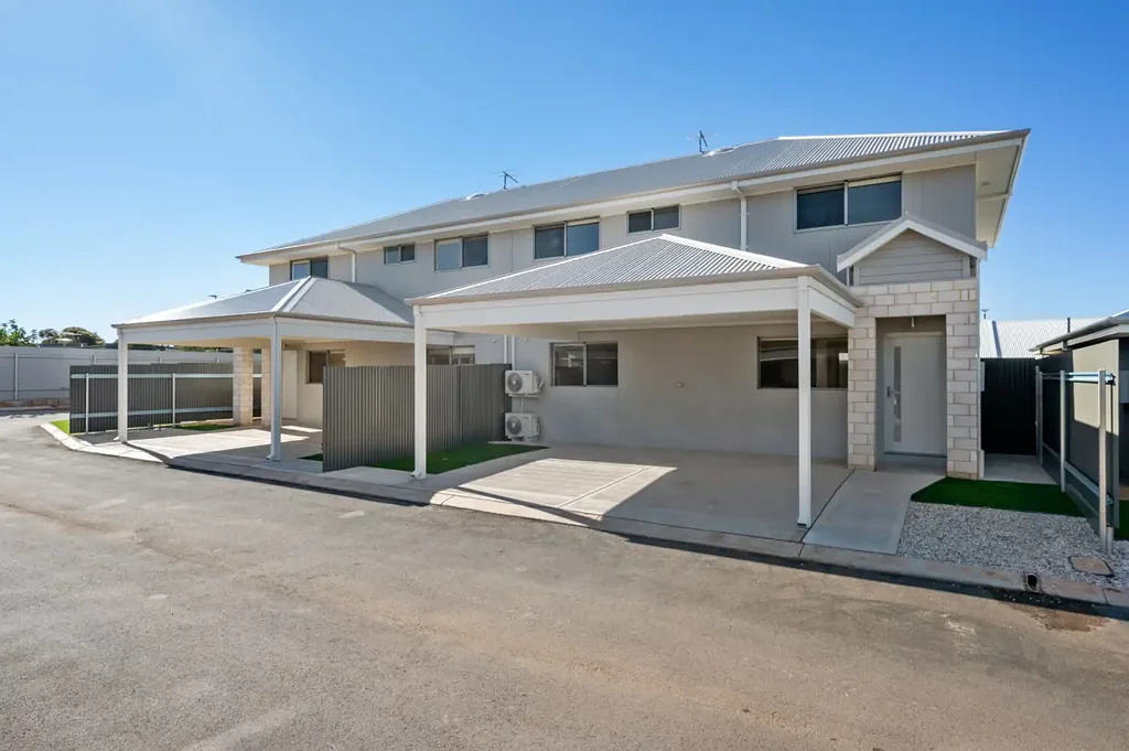 Modern 4x2 Townhouse - Low Maintenance Living!