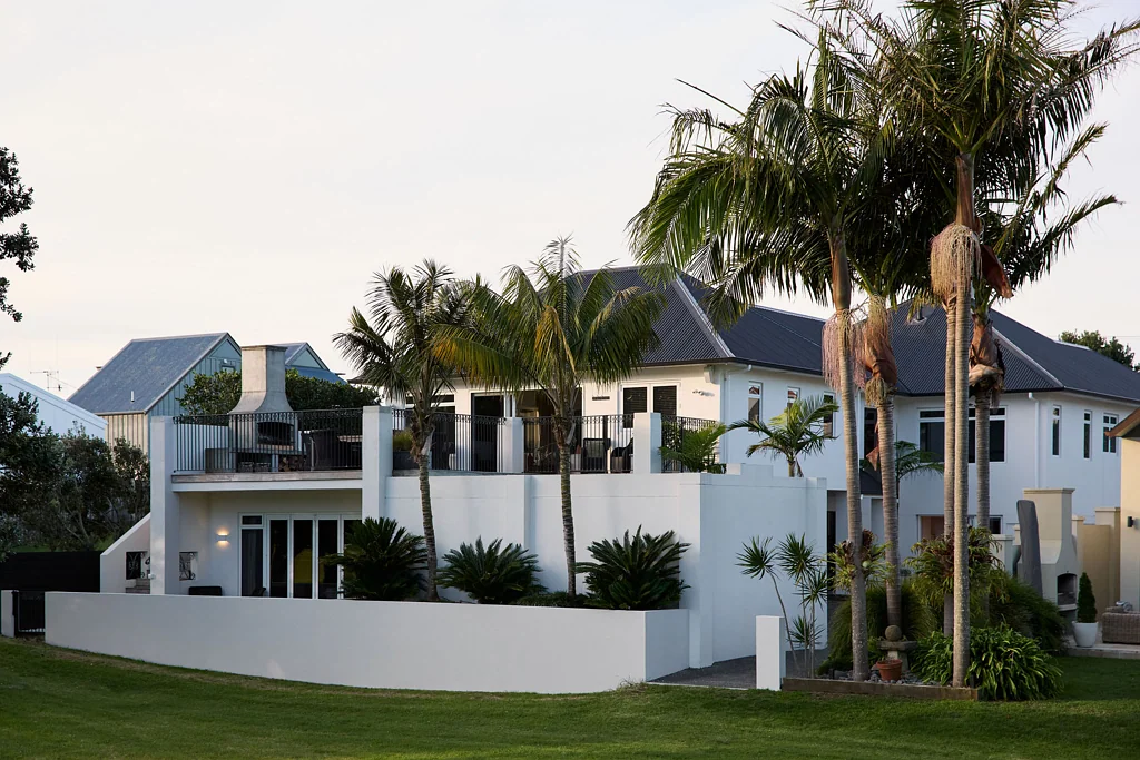 Mount Maunganui 5房 海滨艺术住宅！兼具私密性与奢华感，泳池+水疗区+酒窖，背靠高尔夫球场，步行即至海滩！ The Art of Coastal Living