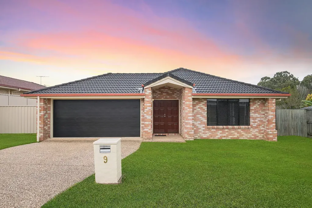 Morayfield 4침실 Wonderful family home with large spacious block, three living areas and entertainer's patio!