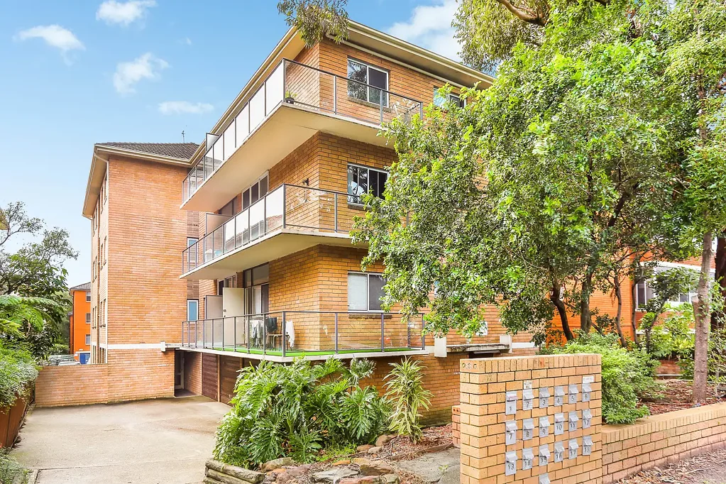 Kogarah 2部屋 Renovated Apartment Offering Convenience In a Security Building