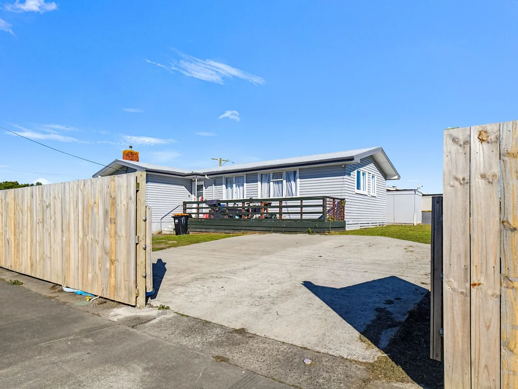 Highbury 3 Bedroom Corner Site with Smart Developement Potential