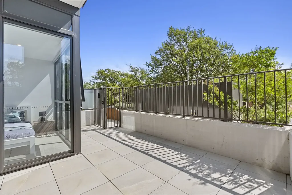 Lyneham 2房  Exceptional Courtyard Apartment in Prime Inner North Location – Space, Privacy & Unmatched Convenience