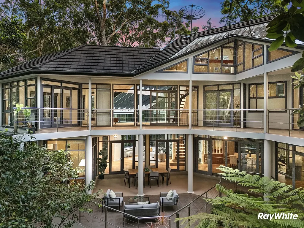 Chatswood 5房 定制设计住宅 宏伟双层入口 朝北露台林地景 Miele高端厨房 多区灵活布局 豪华主卧套房 游戏室双车库 步行公园学校 Private architectural sanctuary immersed in nature, moments from Chatswood