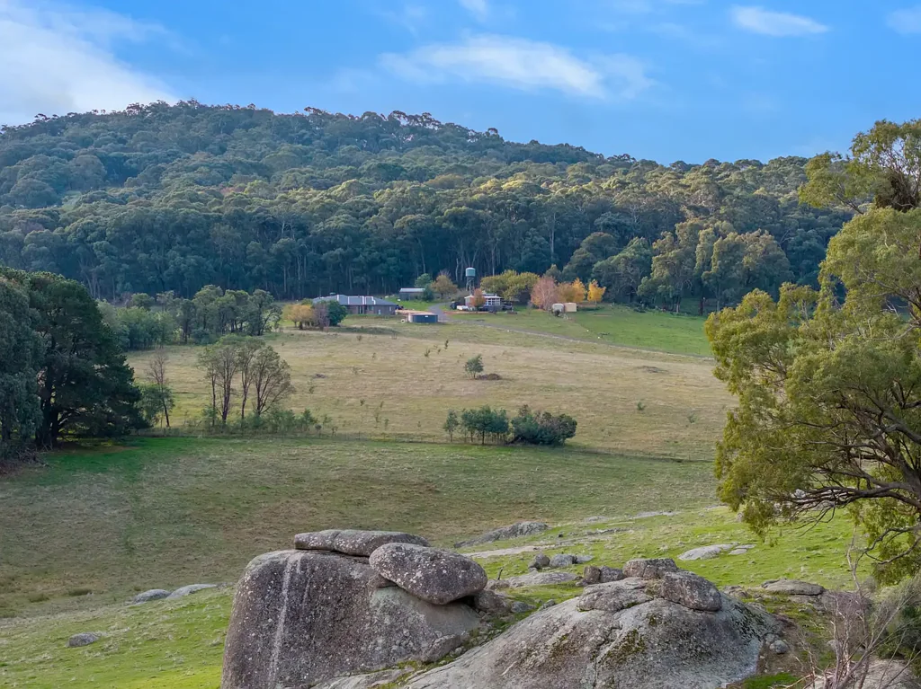 Kithbrook "KITHVIEW" 60 acres, 3 year old home.  STRATHBOGIE VIA EUROA