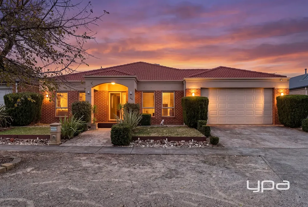Melton West 4房 Westlake Estate优质住宅 四卧书房 三起居区 高挑天花板 复合木地板 岛式厨房 石制台面 主卧双步入式衣帽间 独立卫浴 户外葡萄架 盐水泳池 太阳能板 单车棚 THE COMPLETE FAMILY PACKAGE IN A PRIME MELTON WEST LOCATION!
