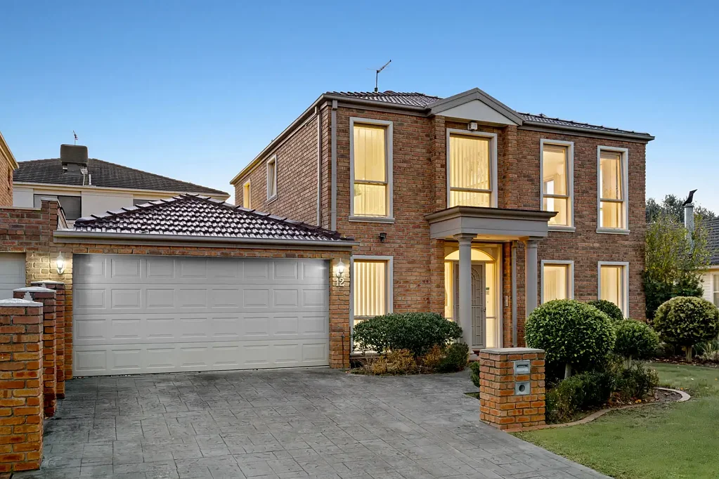 Bulleen 3房 Yarra Valley景观 350sqm花园 三卧套房 低维护户外 管道冷暖 双车位近名校 Exquisite Family Living in the Prestigious Yarra Valley Views Estate