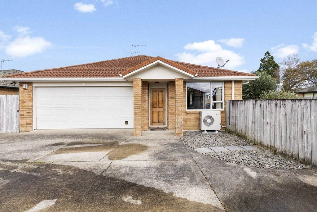 SINGLE LEVEL 4 BEDROOM HOUSE