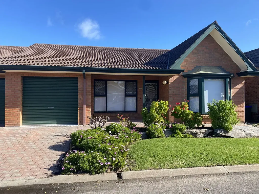 West Lakes 2침실 Picturesque two bedroom solid brick unit in an ideal location