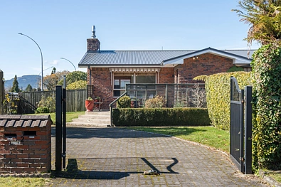 Glenholme 3房  Sunny Spacious - Double Driveway Dream