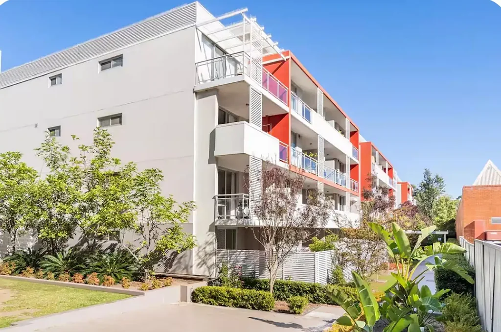 SPACIOUS APARTMENT WITH BALCONY, ENSUITE & SECURE PARKING!
