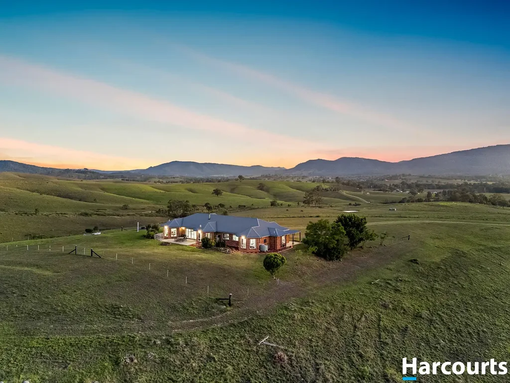 Gresford 5 Bedroom Paterson River Rural Retreat with Panoramic Valley Views