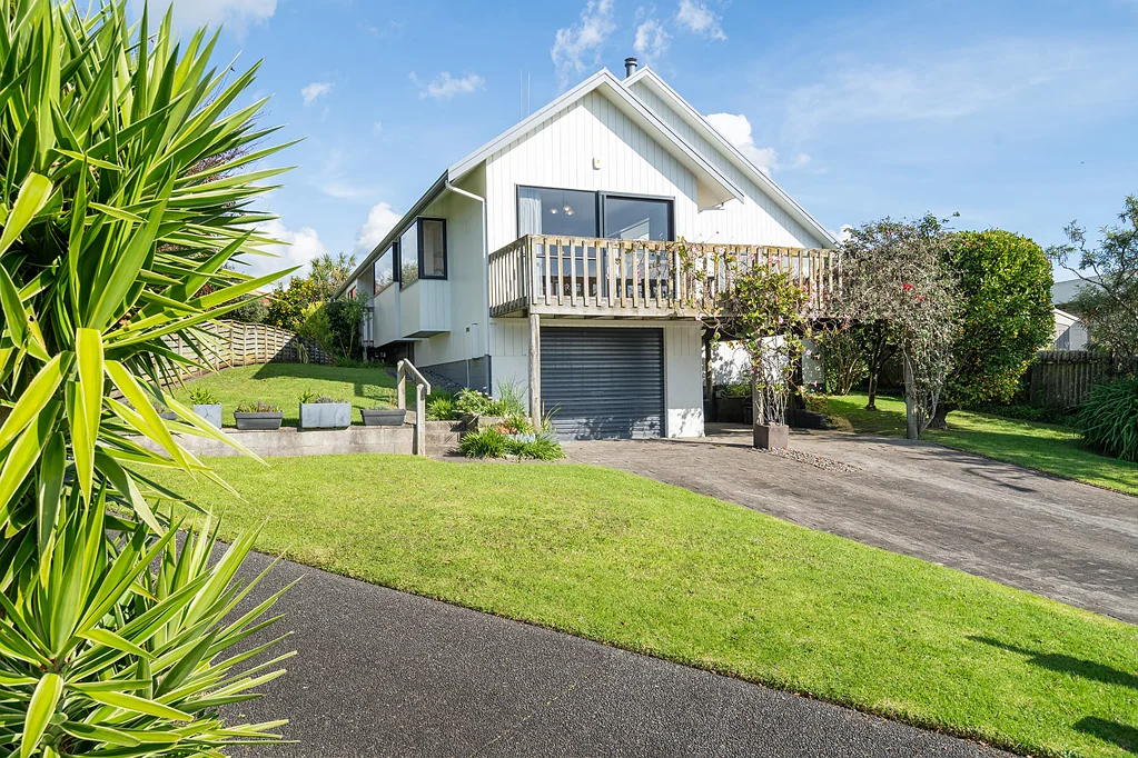 Welcome Bay 4房  Elevated Family Living With Estuary Views