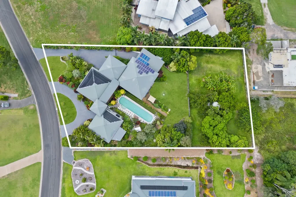 Dundowran Beach 4 Bedroom Your Own Private Retreat