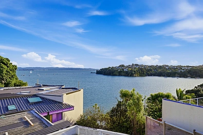 Villa Living. Sea View. Minutes to the City!
