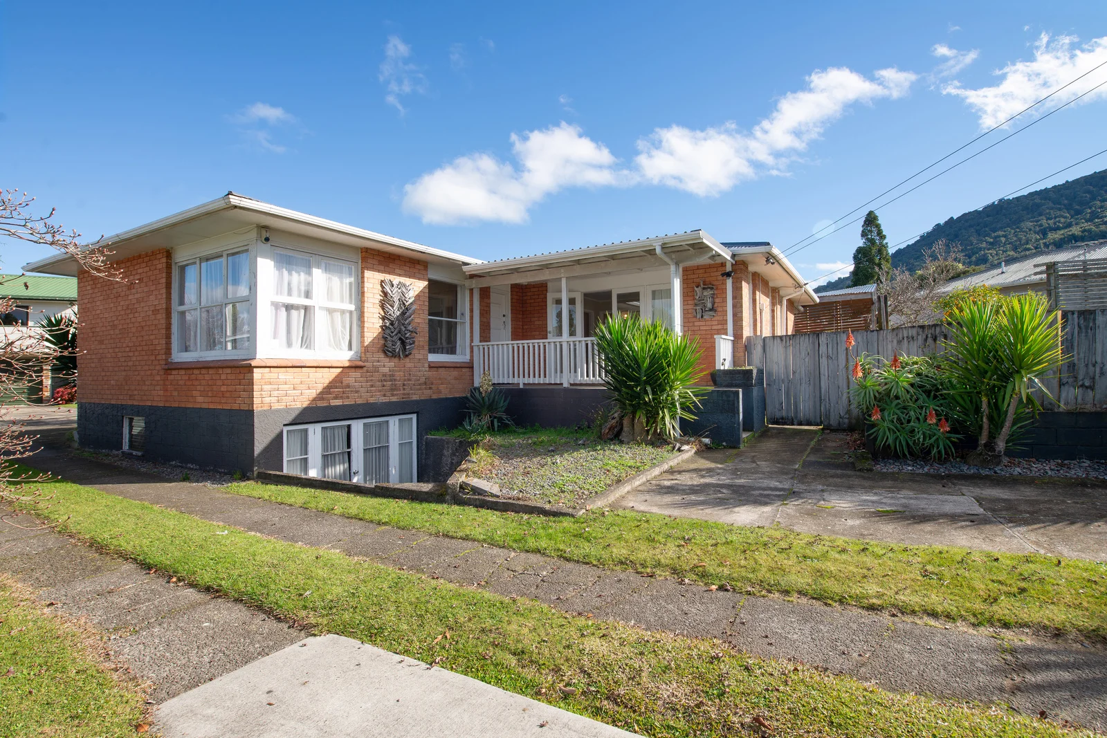 Western Heights 3房 Solid Brick Home
