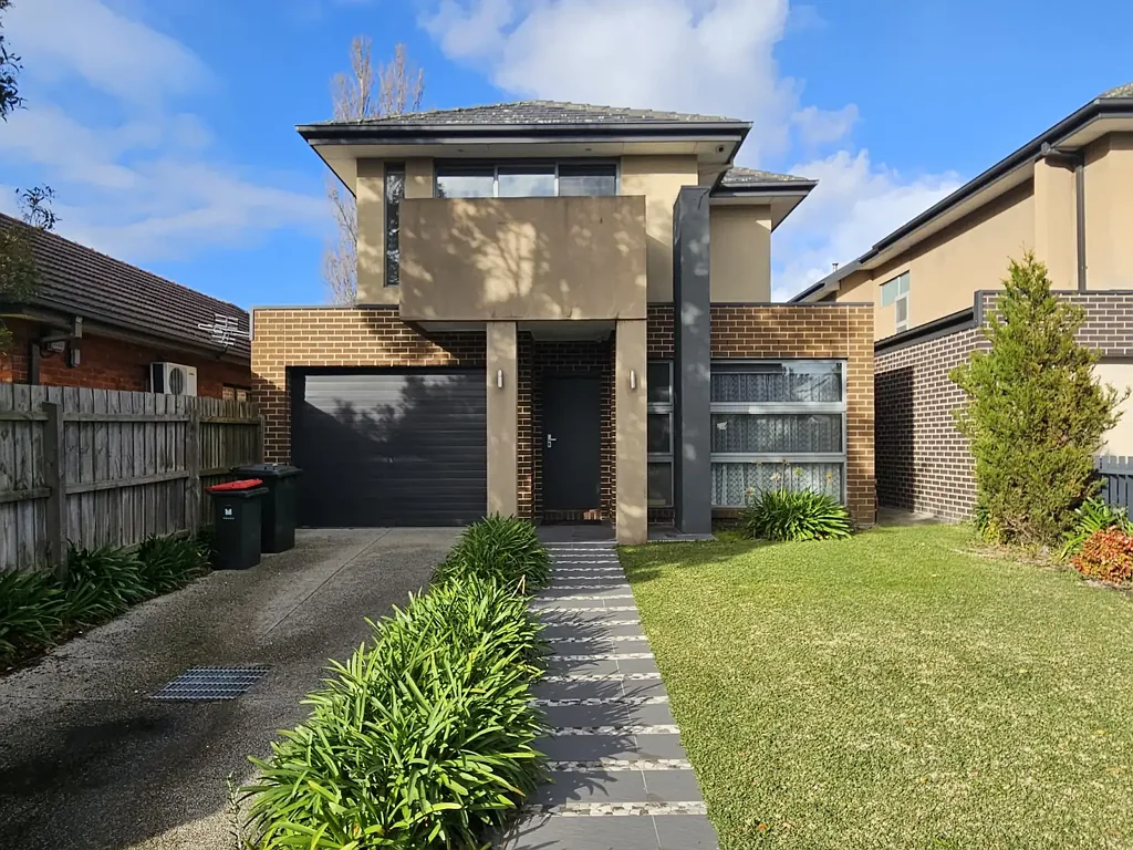 MODERN LIVING ON A GRAND SCALE IN CENTRAL OAKLEIGH WITH OWN DRIVEWAY