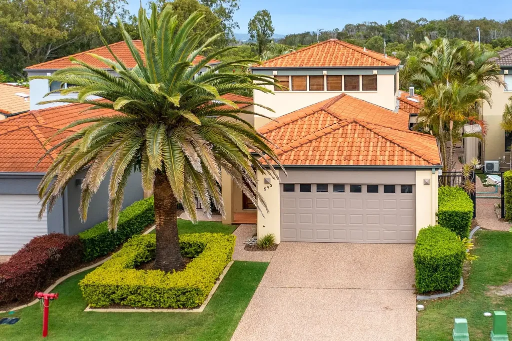 Helensvale 4 Slaapkamer MUST BE SOLD- Secure Resort-Style Living with Exclusive Private Pontoon Access – Move-In Now!