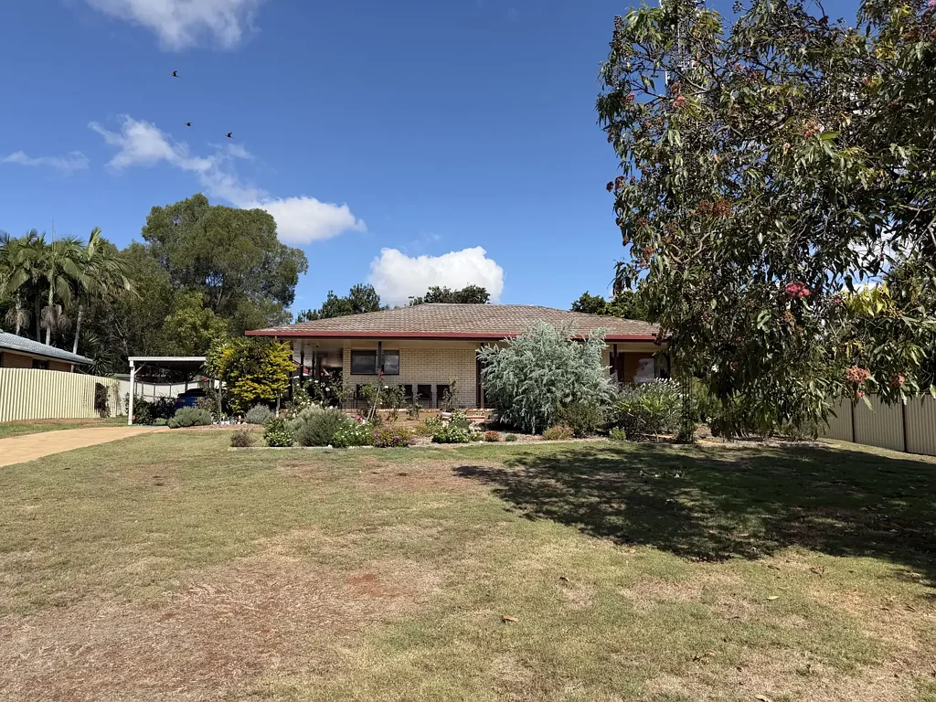 Kingaroy 3房  Spacious Family Living on a Beautifully Established Block