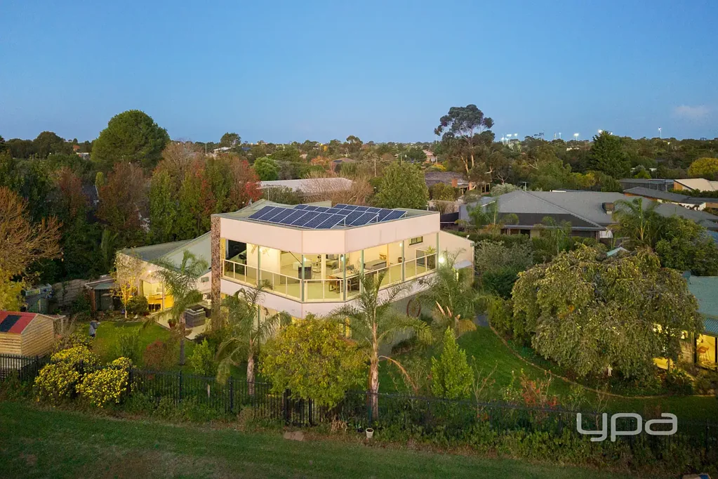 Werribee 6Zimmer A Rare Riverfront Jewel – House of Nature