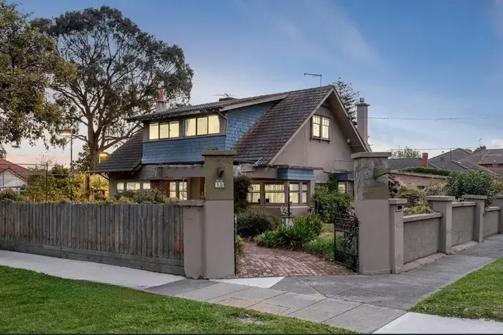 VERY SPACIOUS 5 BEDROOM HOME WITH 3 LIVING ZONES PLUS SEPARATE STUDY  - 6-9 MONTH LEASE IS BEING OFFERED