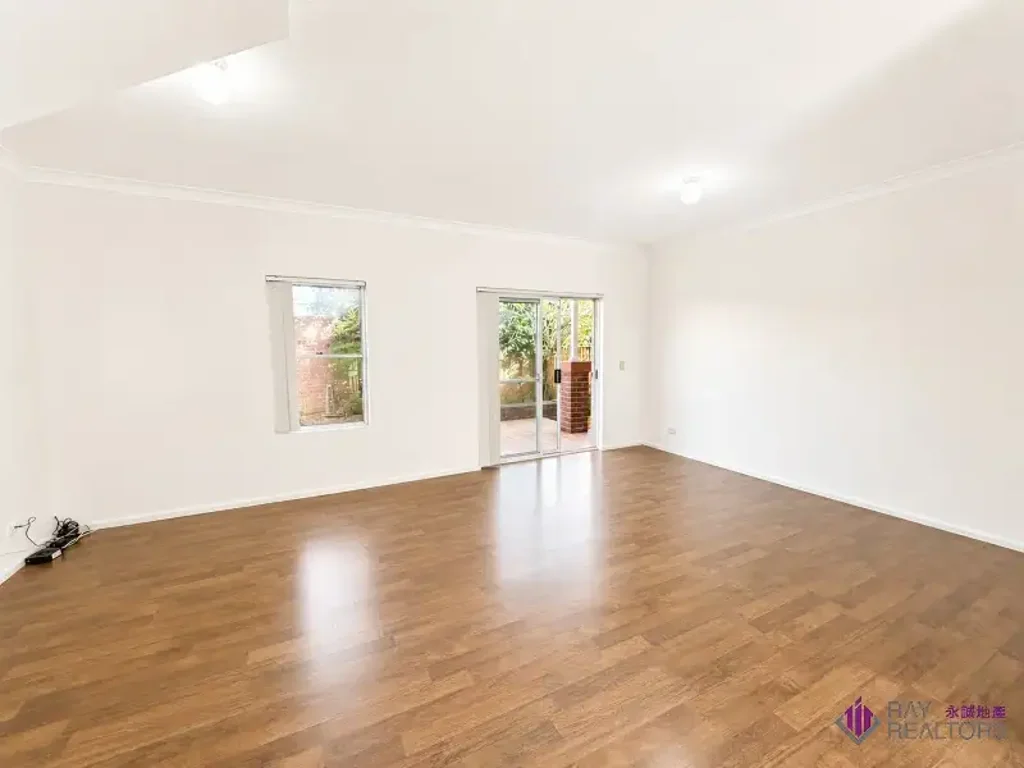 Spacious 3 Bedroom Townhouse in Quiet Setting