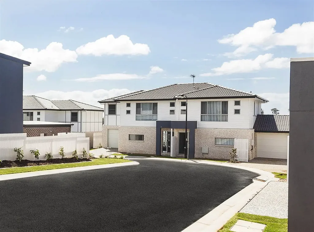 Griffin 4कमरा Rare Opportunity! Spacious Modern 4-Bedroom Townhouse with a Large Backyard