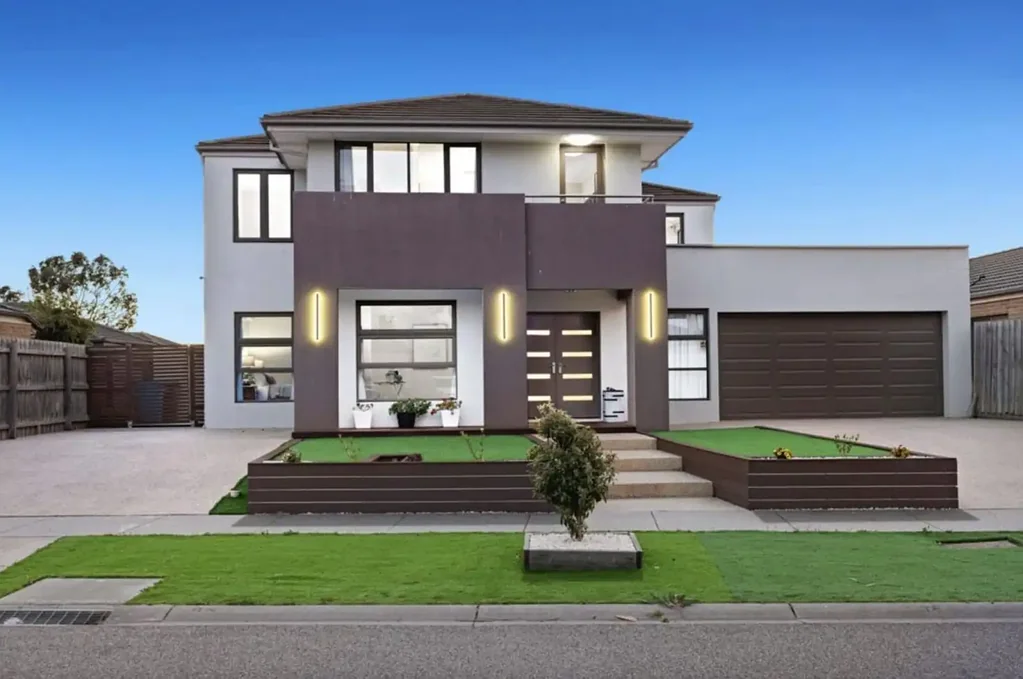 Lynbrook 4房 Lynbrook 中心区域的尊贵、宽敞与精致！ Prestige, Space & Sophistication in the Heart of Lynbrook!