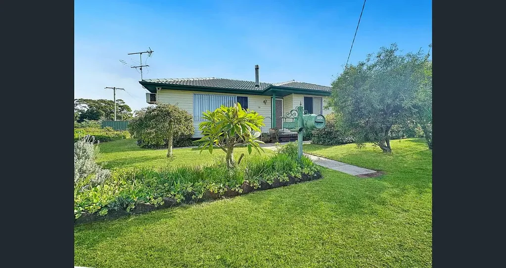 3 BEDROOM HOME IN TANILBA BAY!!